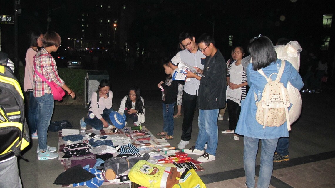 图二,夜幕降至,爱心义卖仍在继续.jpg