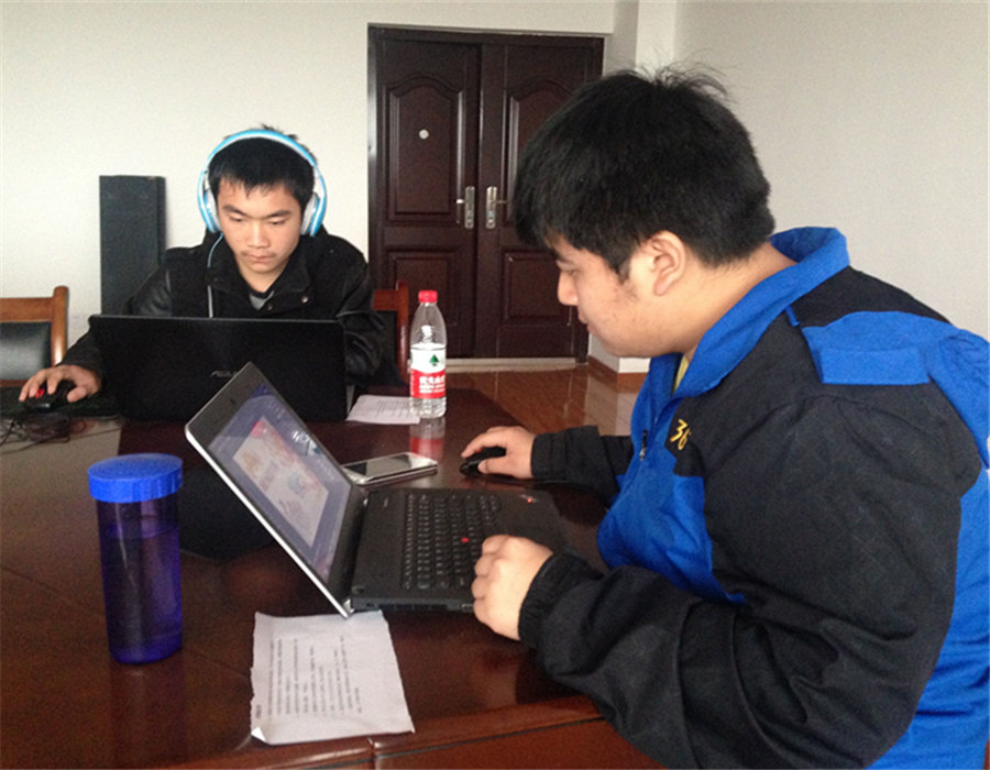 图1,面试者紧急制作视频中.jpg