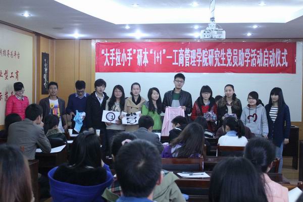 班级代表为助理辅导员赠送班服等礼物.JPG