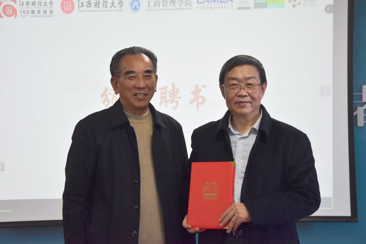 吴照云为孔刃非颁发聘书。​孔刃非的讲座以“汉字是打开世界的金钥匙”