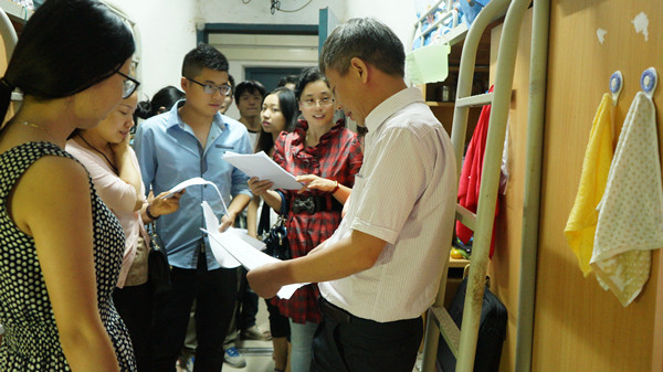 工商管理学院 &mdash;工商管理学院领导老师走访研究生宿舍_副本.jpg