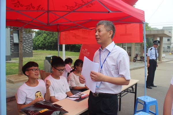 工商管理学院：见微知情重，特色迎新生2.JPG