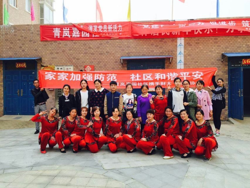 义工与居民们的合影.jpg