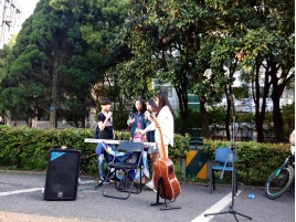 正在义演的志愿者.jpg