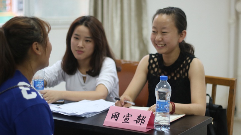 图 绿派社成员正在面试新生.JPG