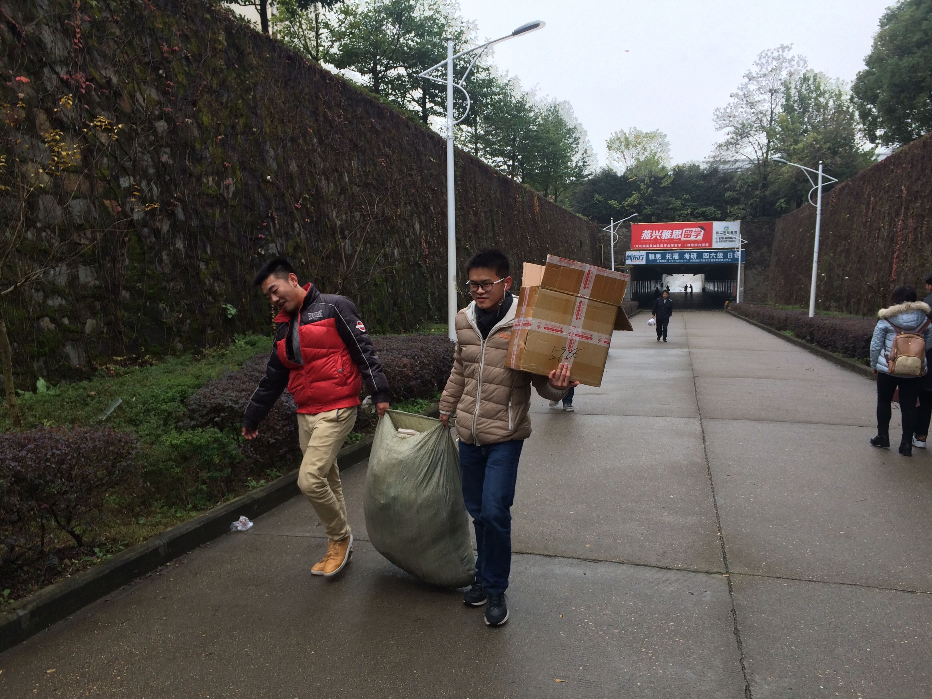 义工们搬运旧衣物6.jpg