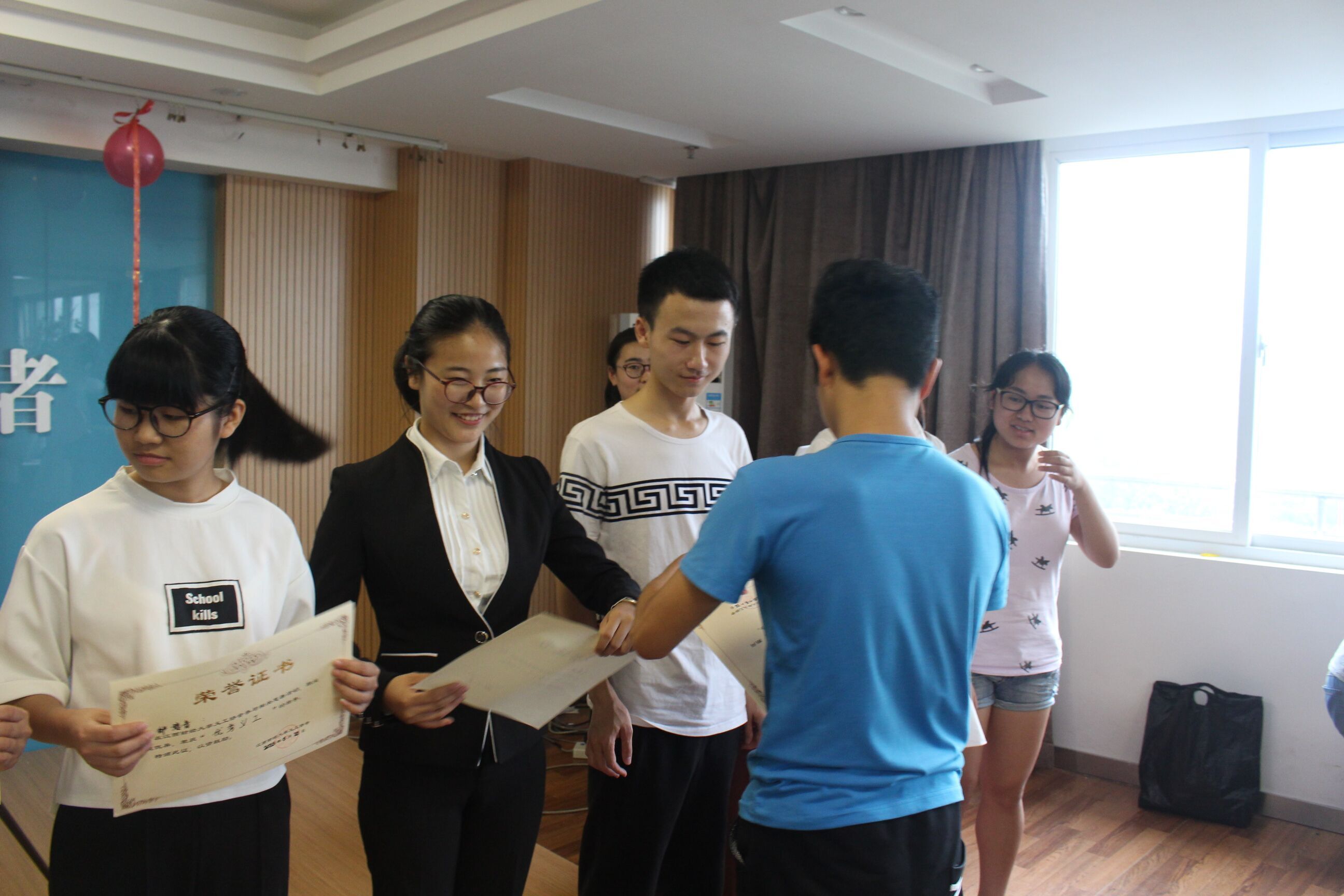 会长对表现突出的个人进行表彰.jpg