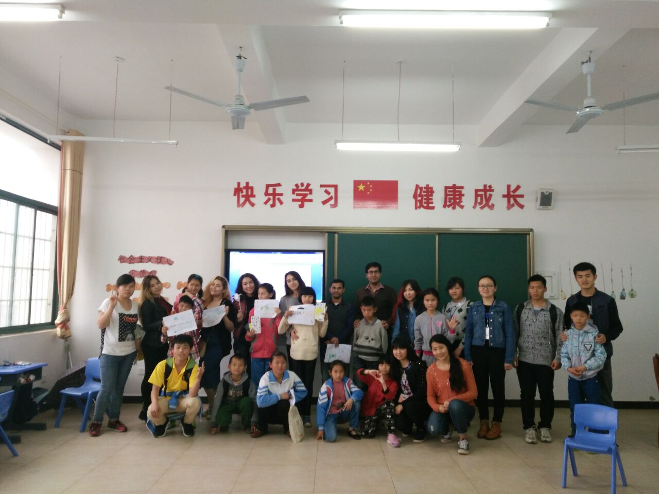 义工、留学生和孩子们 的合影.jpg