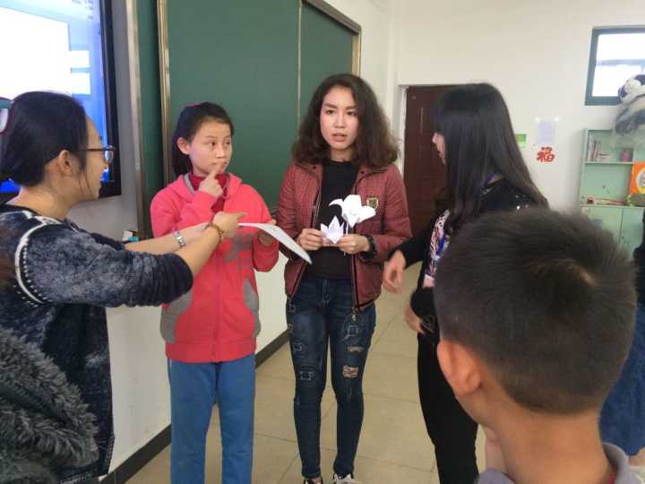 义工在为留学生和孩子们进行翻译.jpg