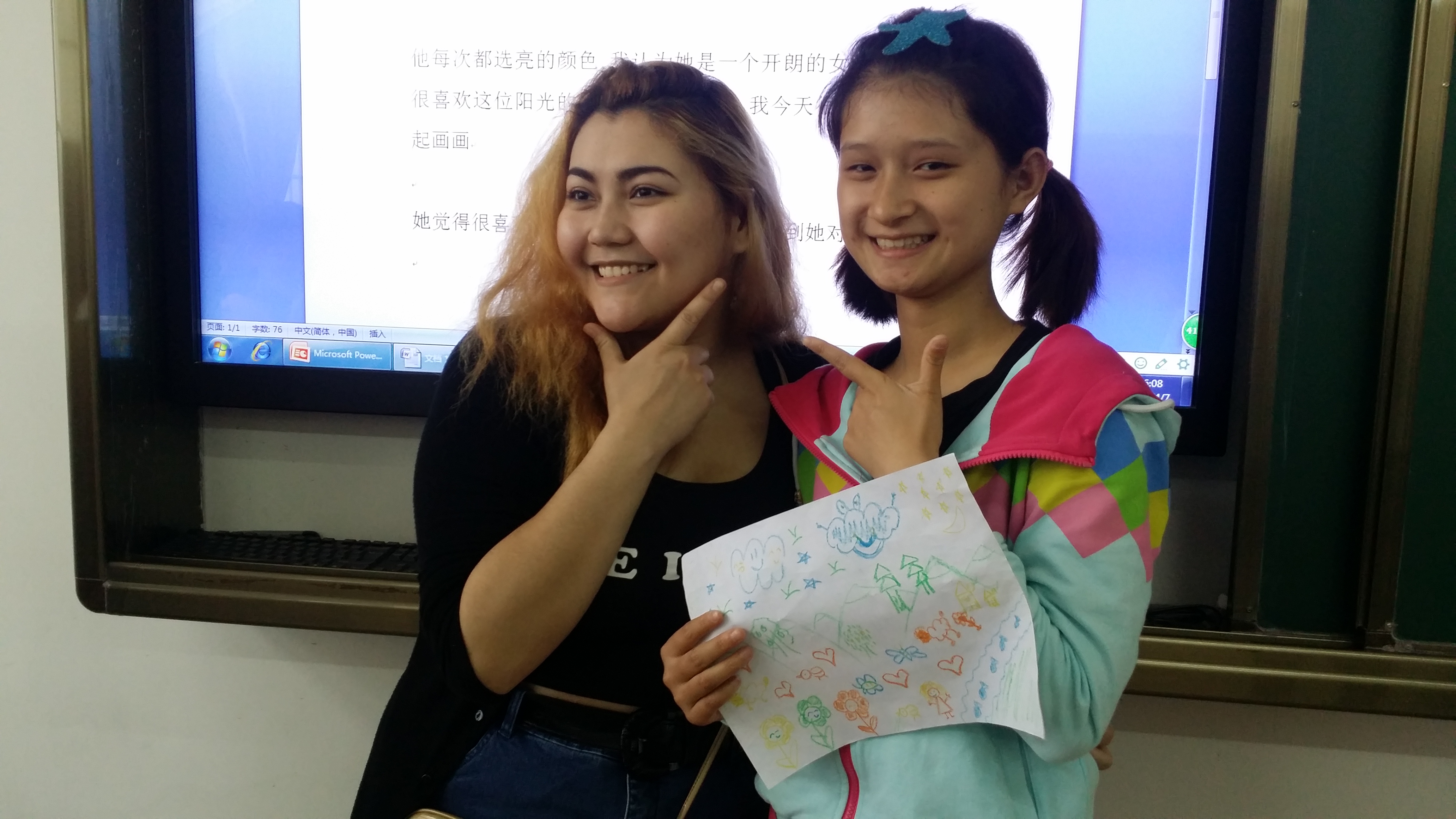 孩子和留学生合影.jpg