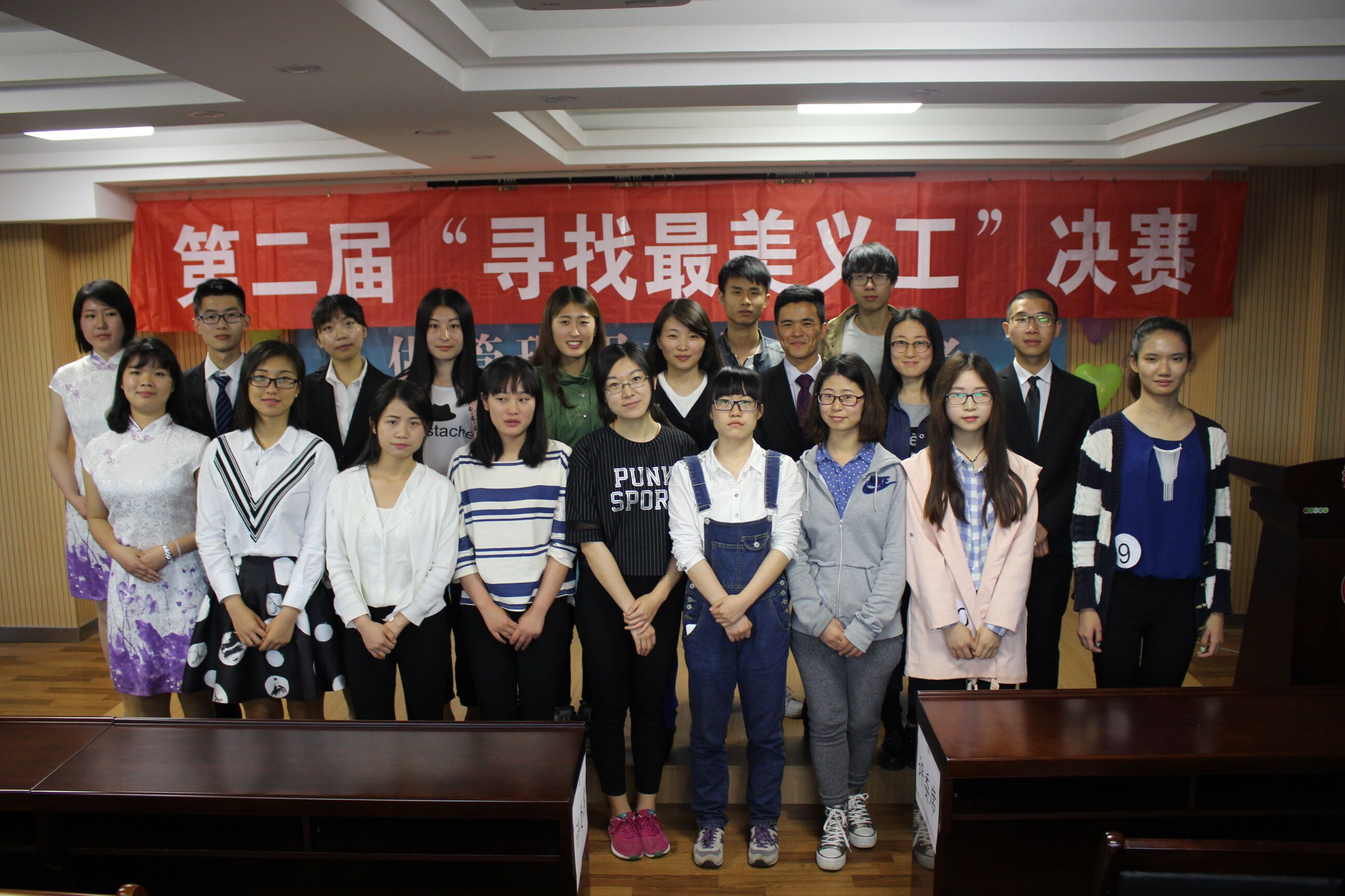 参赛选手与老师合影留念.jpg
