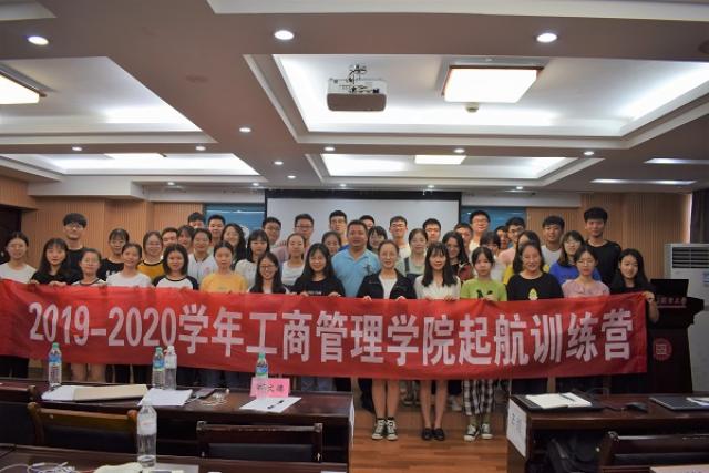 为了更好地认识成员,黄文德组织成员依次进行简单的自我介绍.